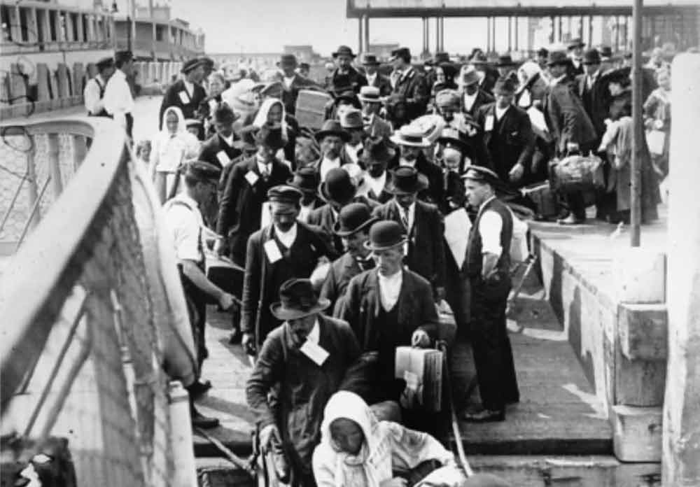 Immigrants to the US arriving on Ellis Island